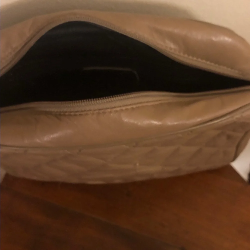 Elegant Tan Quilted Crossbody Bag - Picture 4 of 5